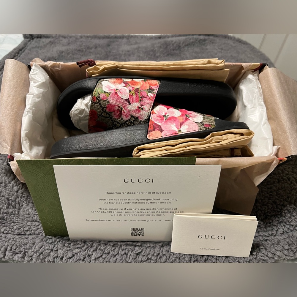 GUCCI GG BLOOMS SUPREME FLORAL SLIDE SANDAL 37 (7 US) - $450.00